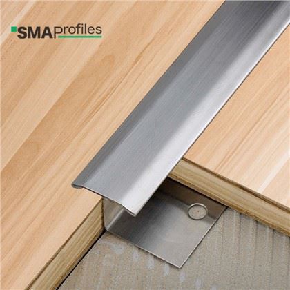 Prechod pásov koberca na dlaždice