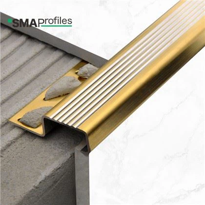 Kovové obloženie hrany schodov